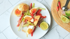 Yam khai dao salad on a plate.