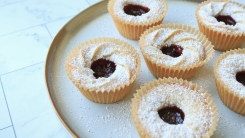 hallongrottor cookies on a plate.